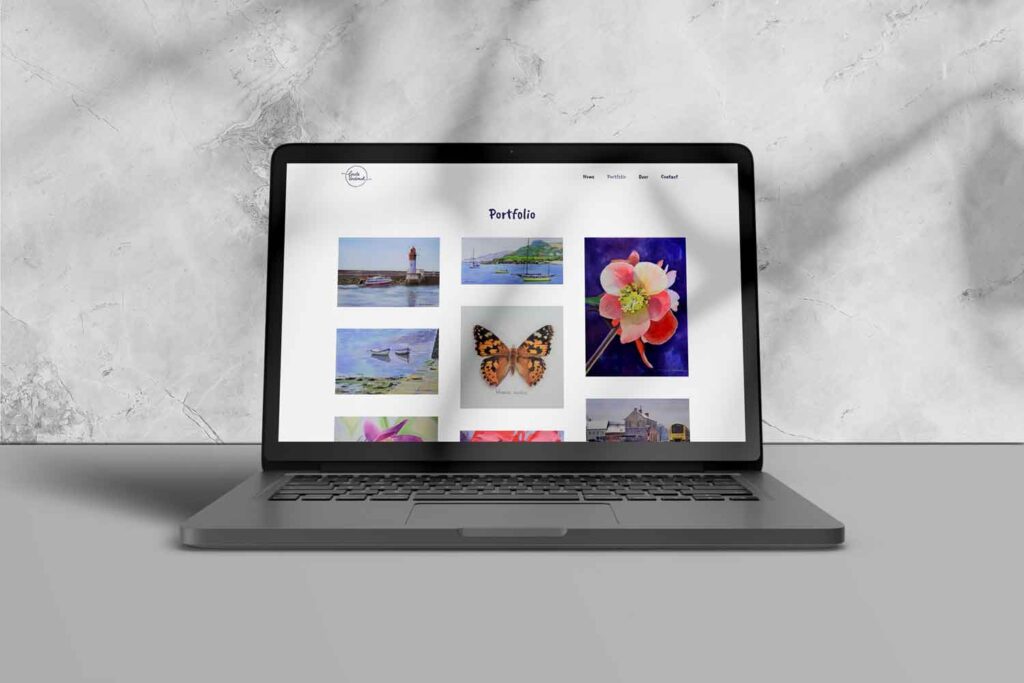 Laptop op een marmeren bureau toont de portfolio pagina van Aquarel Greta Verdonck met een selectie van haar aquarellen, waaronder landschappen en een bloem, geordend in een nette galerij-layout.
