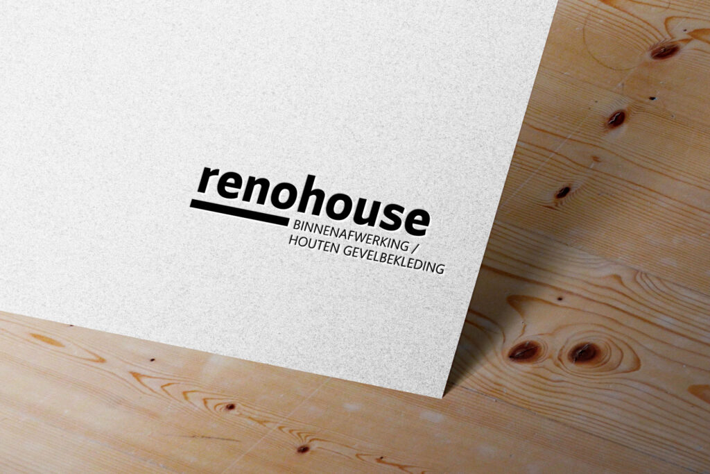Close-up van een visitekaartje van Renohouse met strakke typografie, liggend op een houten ondergrond, waarbij de focus ligt op hun specialisaties in binnenafronding en houten gevelbekleding.